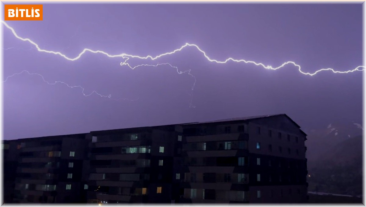 Bitlis'te şimşekler geceyi aydınlattı