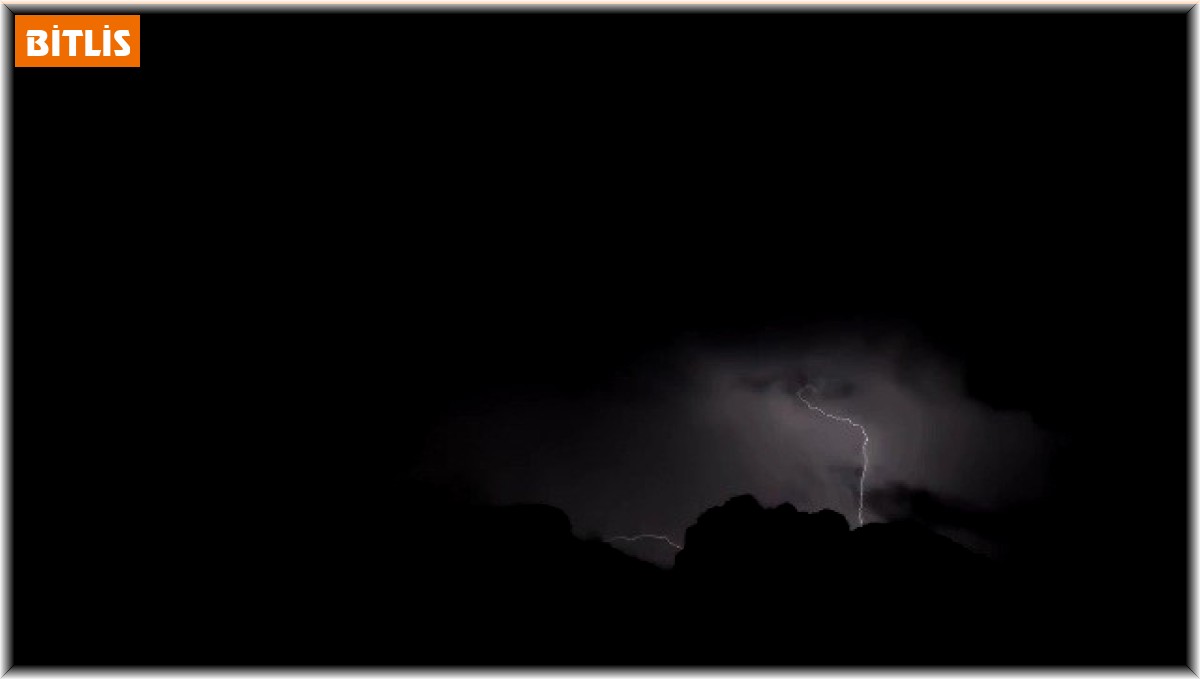 Bitlis'te şimşekler geceyi aydınlattı
