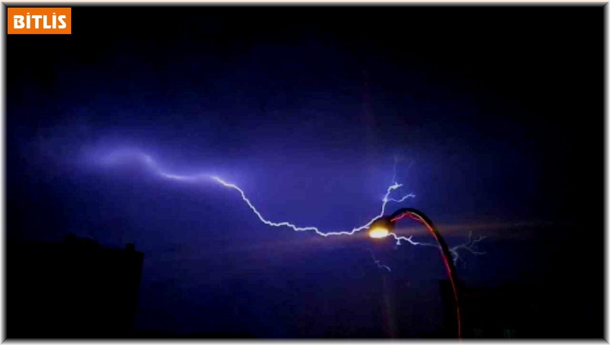 Bitlis'te şimşekler geceyi gündüze çevirdi
