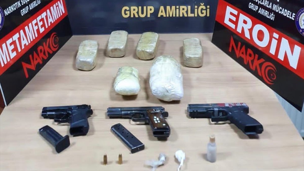 Bitlis'te şüphelilerin üst aramasında uyuşturucu ve ruhsatsız tabancalar bulundu