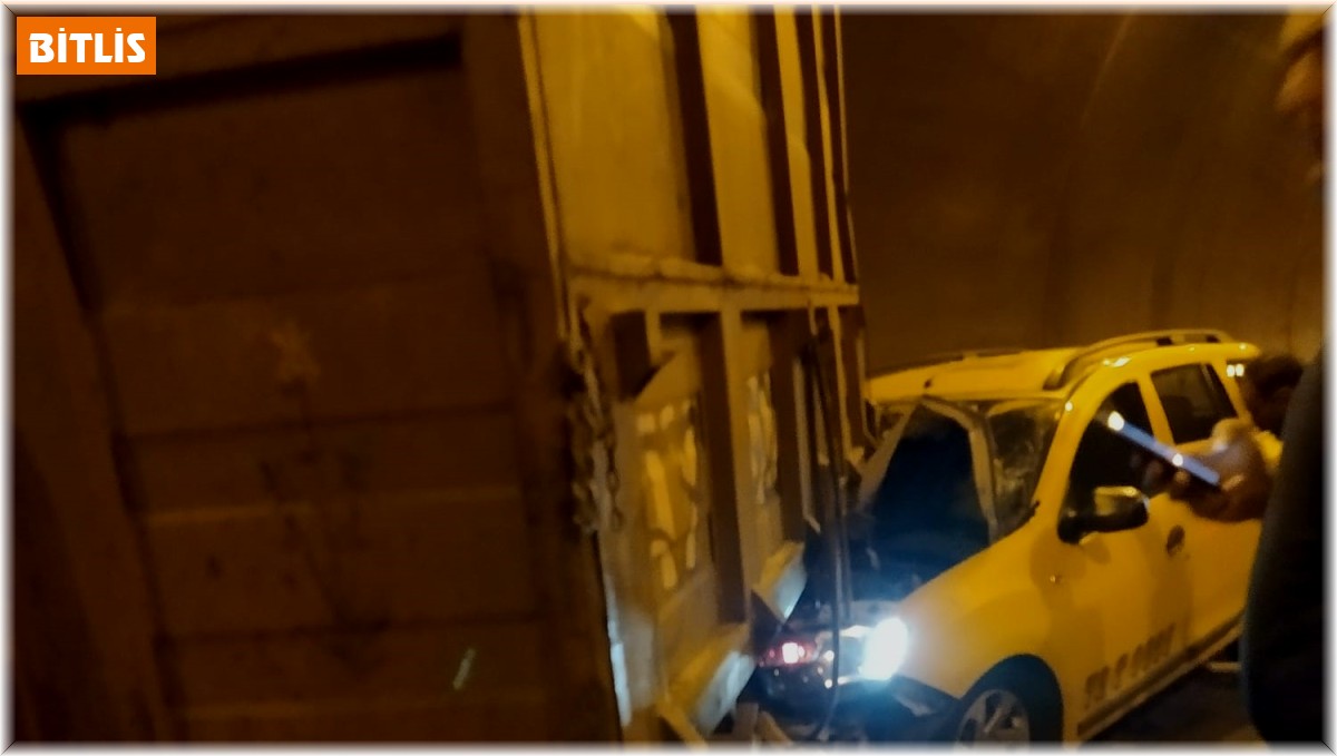Bitlis'te taksi ile traktör çarpıştı: 2 yaralı