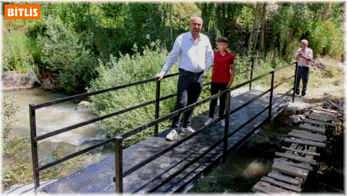 Bitlis'te tehlike arz eden tahta köprü yerine demir köprü yapıldı