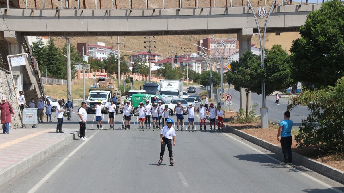 Bitlis'te tekerlekli kayak yarışması