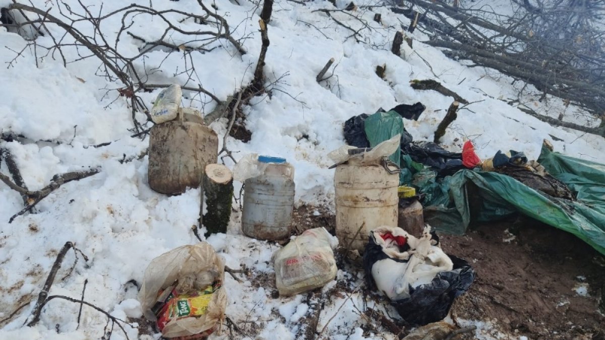Bitlis'te terör örgütüne ait gıda ve yaşam malzemesi ele geçirildi
