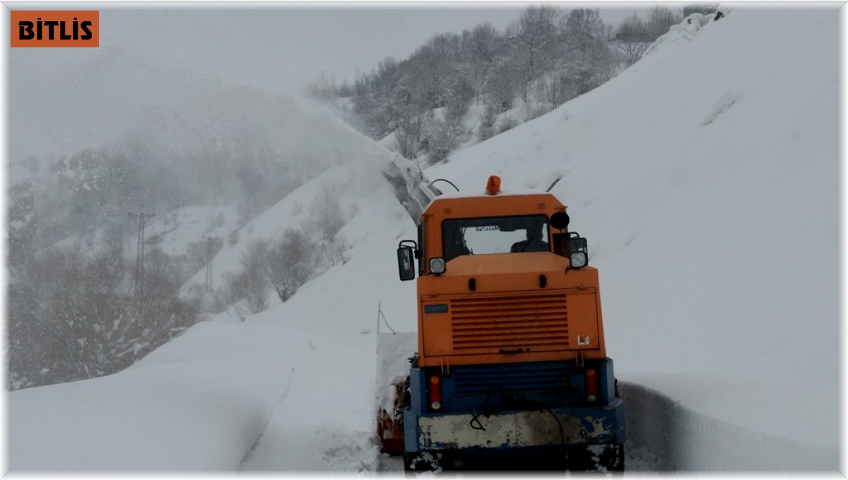 Bitlis'te tipi ve fırtınaya rağmen köy yolları açılıyor