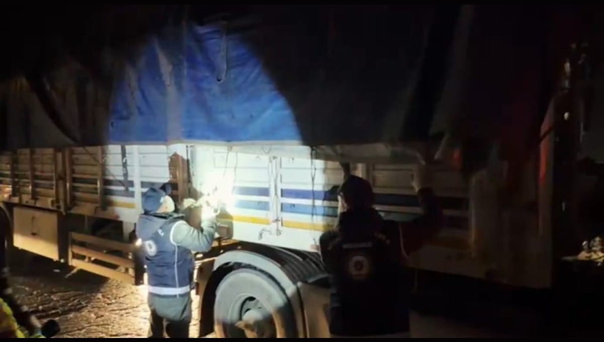 Bitlis'te tır dorsesinde 31 göçmen yakalandı