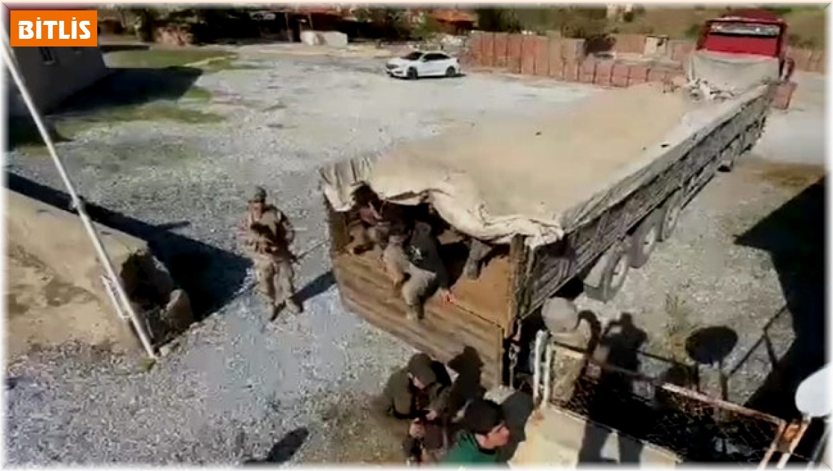 Bitlis'te tır dorsesinde 64 düzensiz göçmen yakalandı