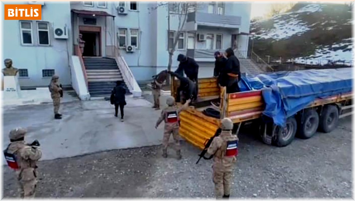 Bitlis'te tır içinde 58 düzensiz göçmen yakalandı