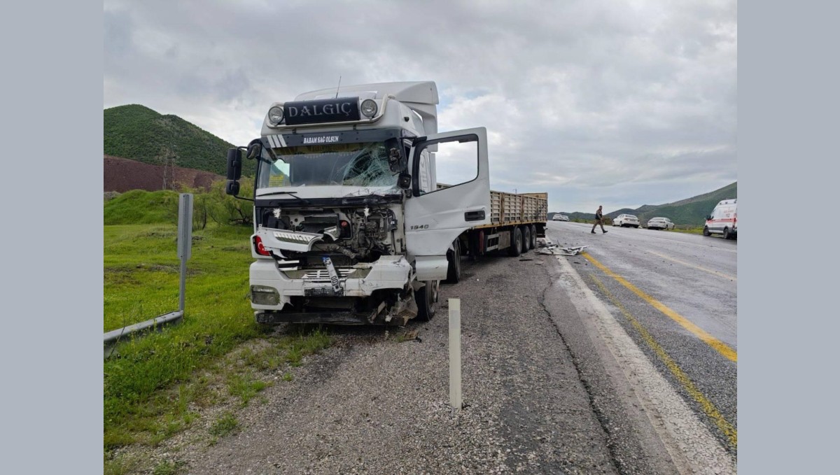 Bitlis'te tır ile minibüs çarpıştı: 1 ölü, 2 yaralı