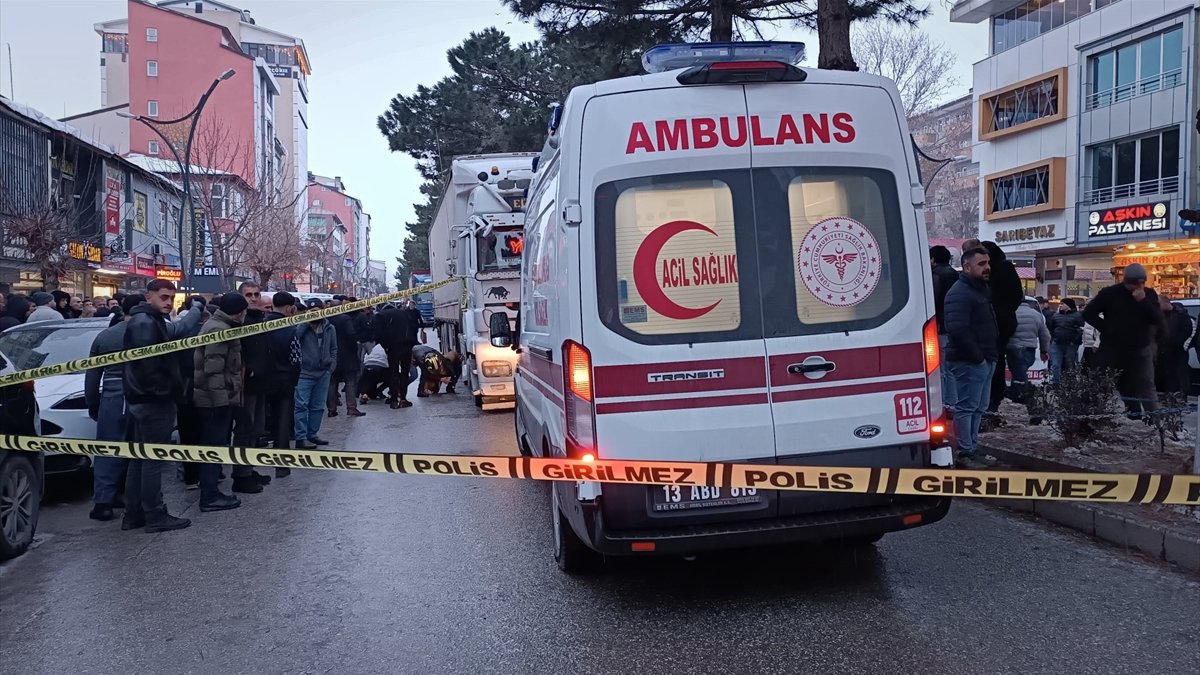 Bitlis'te tırın altında kalan kişi hayatını kaybetti