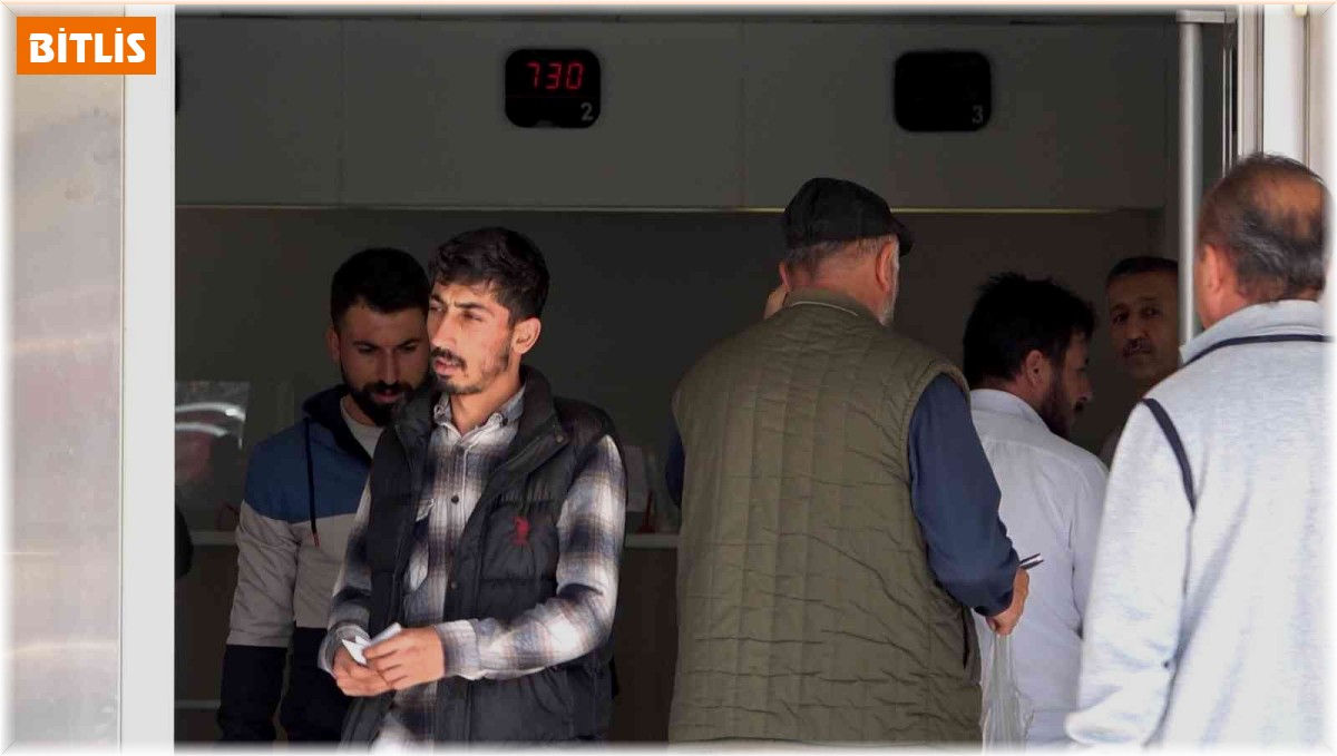 Bitlis'te TOKİ başvurularında uzun kuyruklar oluştu