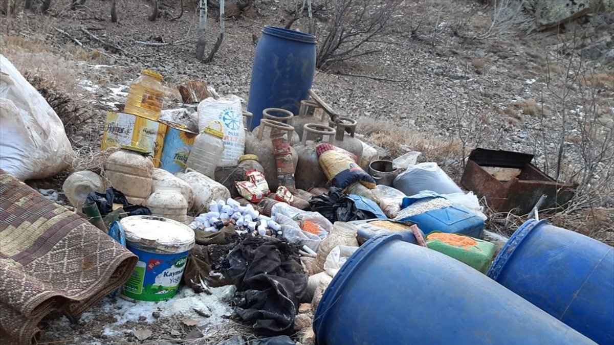 Bitlis'te toprağa gizlenmiş patlayıcı yapımında kullanılan malzemeler ele geçirildi