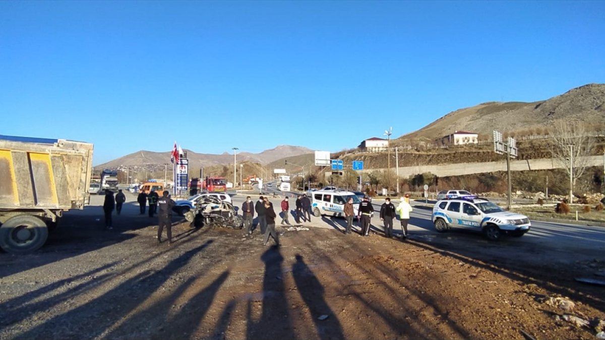 Bitlis'te trafik kazası: 3 yaralı