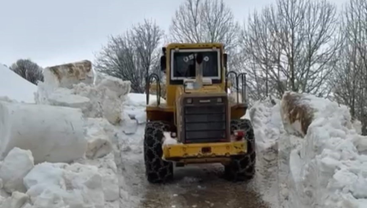 Bitlis'te ulaşım için 5 metrelik kar engelini aştılar