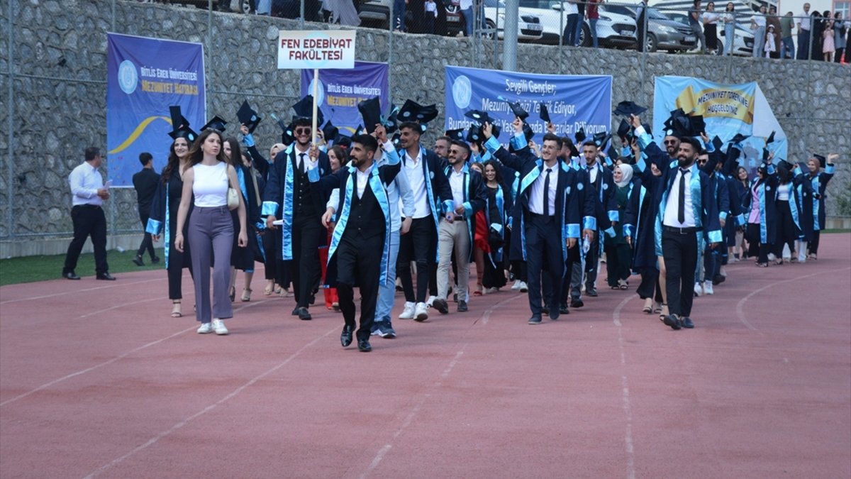 Bitlis'te üniversite öğrencileri için mezuniyet töreni