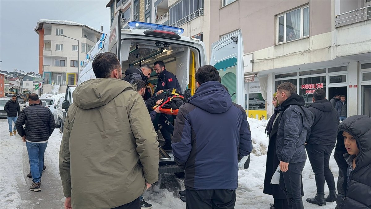 Bitlis'te üzerine kar kütlesi düşen kadın yaralandı