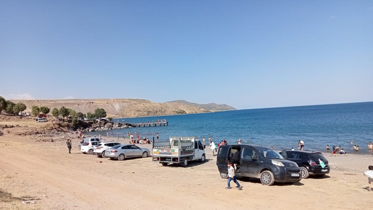 Bitlis'te vatandaşlar Van Gölü'ne akın etti