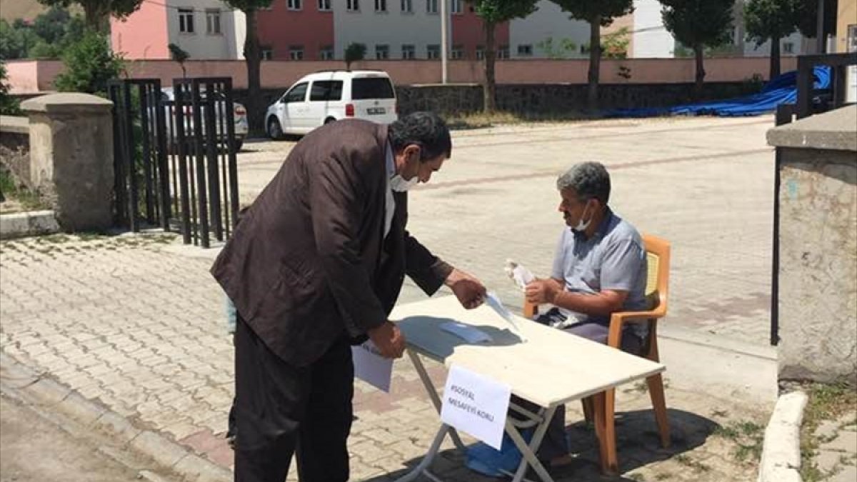 Bitlis'te vatandaşlara maske dağıtıldı