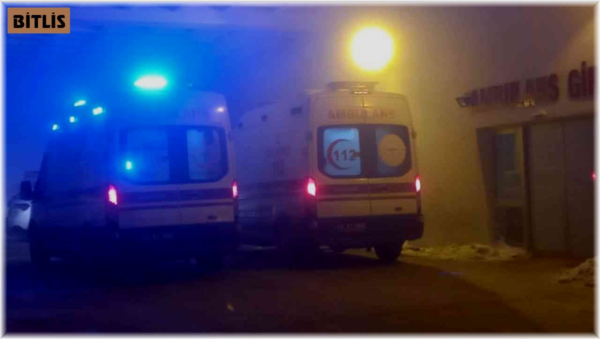 Bitlis'te virajı alamayan araç şarampole yuvarlandı: 5 yaralı