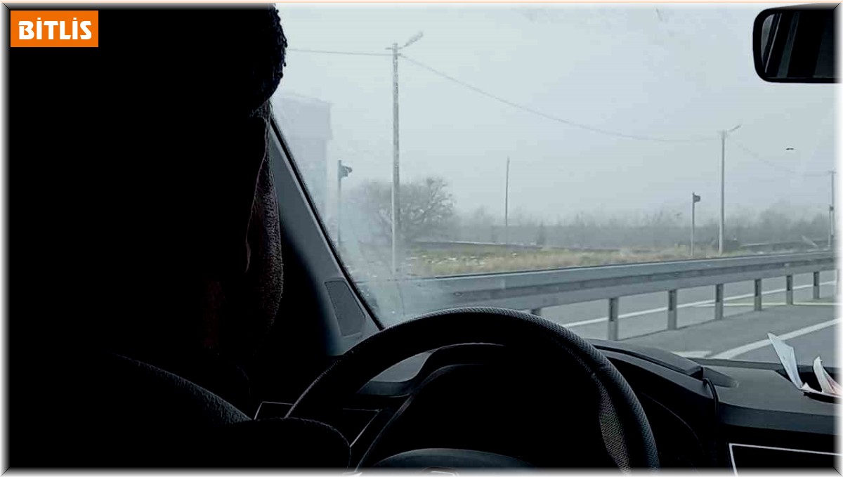 Bitlis'te yoğun sis nedeniyle sürücüler zor anlar yaşadı