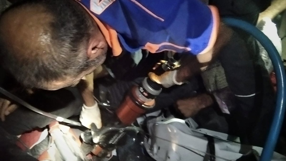 Bitlis'te yol kenarındaki duvara çarparak devrilen tırın şoförü yaralı kurtuldu