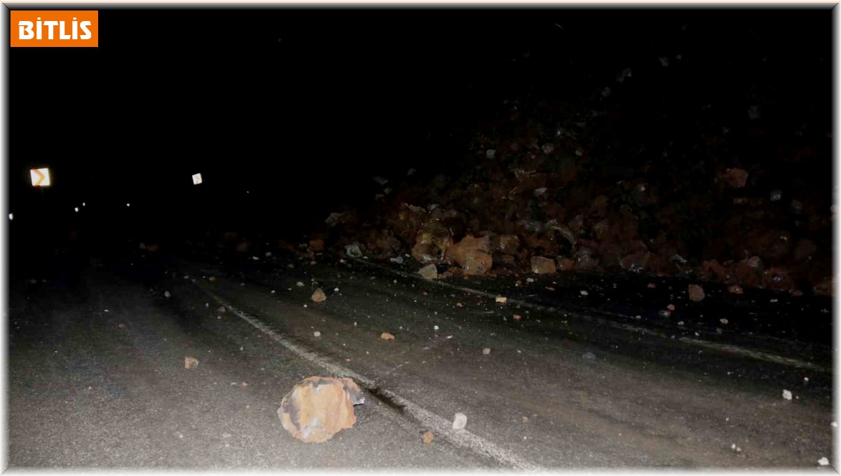 Bitlis'te yola düşen kayalar trafik akışını durdurdu