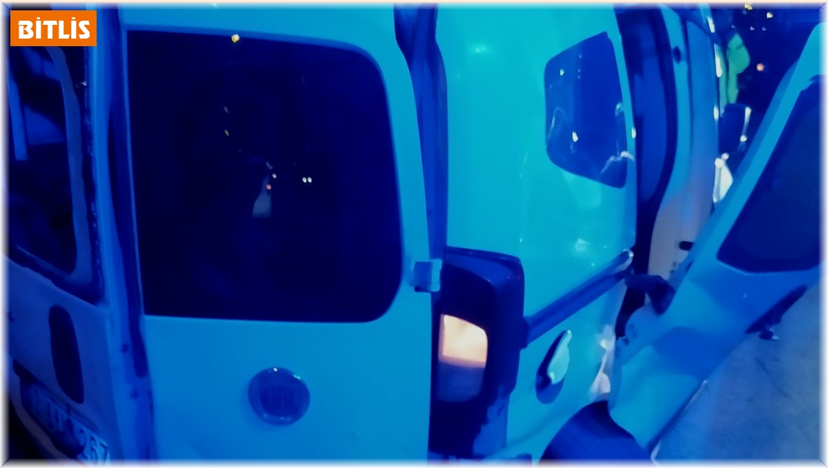 Bitlis'te yolcu otobüsüne otomobil arkadan çarptı: 3 yaralı