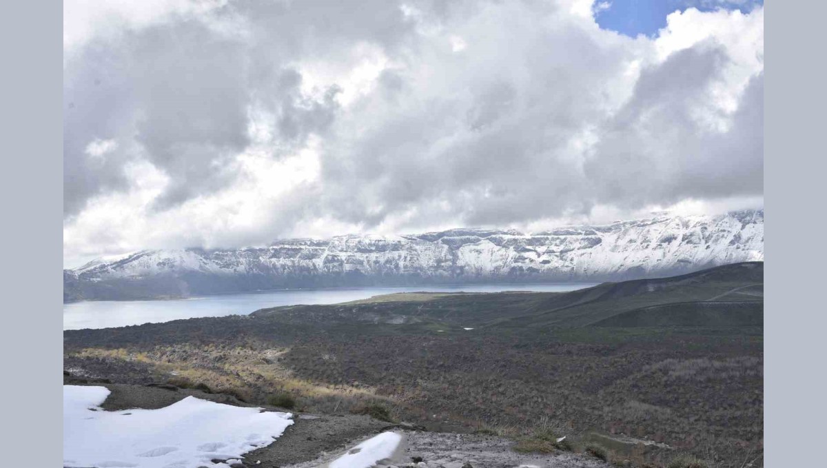 Bitlis'te yüksek kesimlere kar yağdı