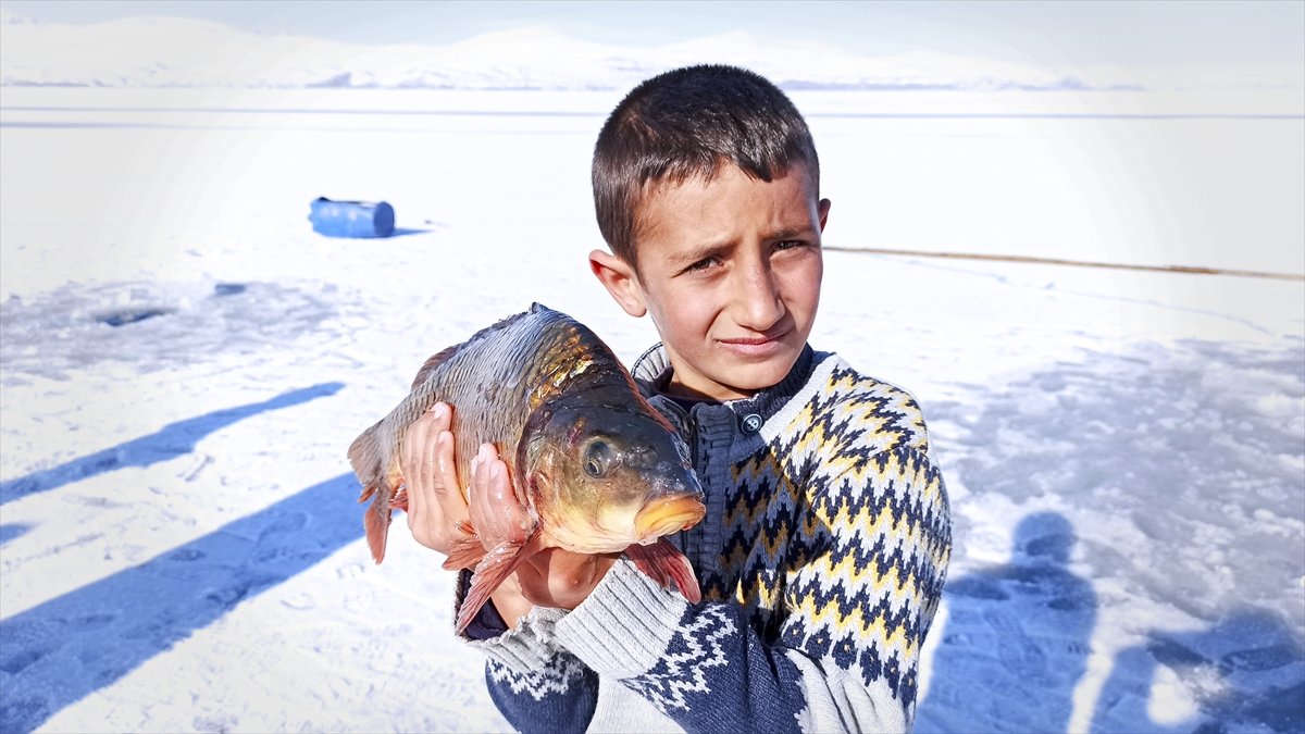 Bitlis'te yüzeyi buz kaplanan Nazik Gölü'nde balık avı