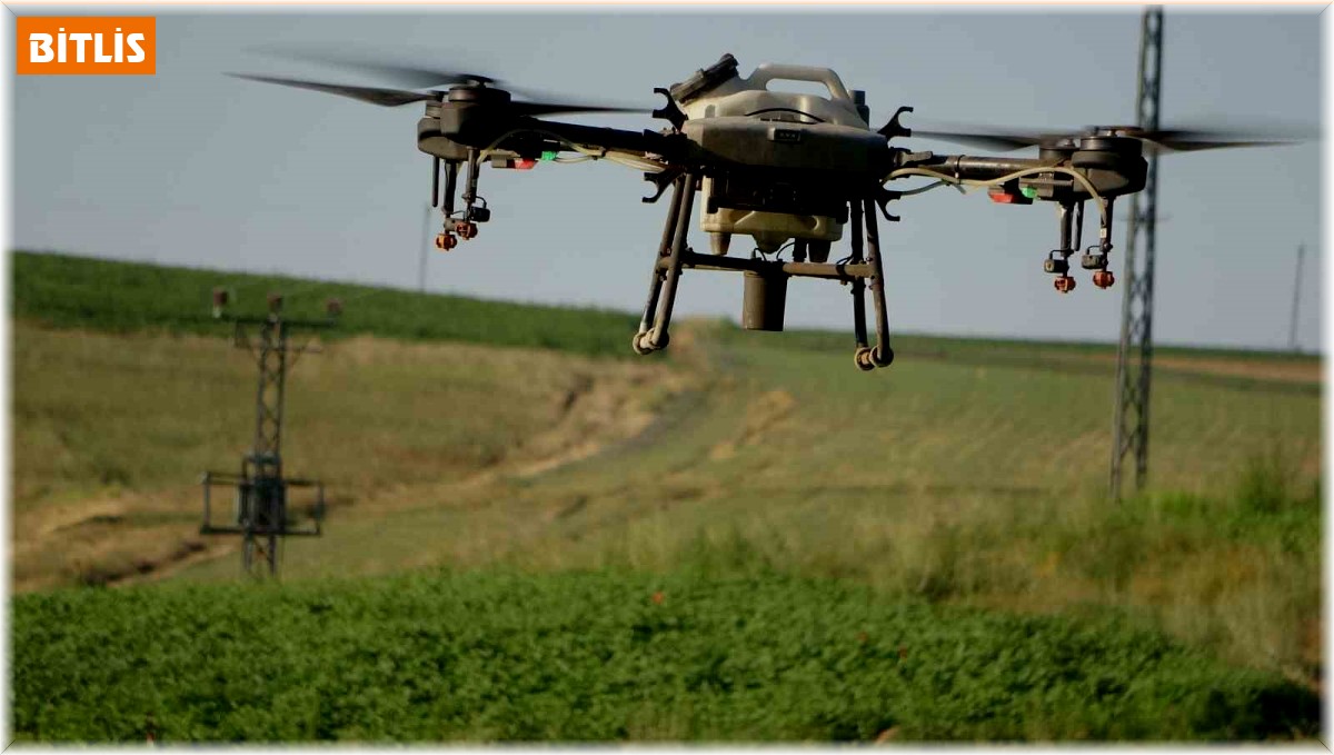 Bitlis'teki çiftçiler tasarruf için ilaçlamayı dronla yapıyor