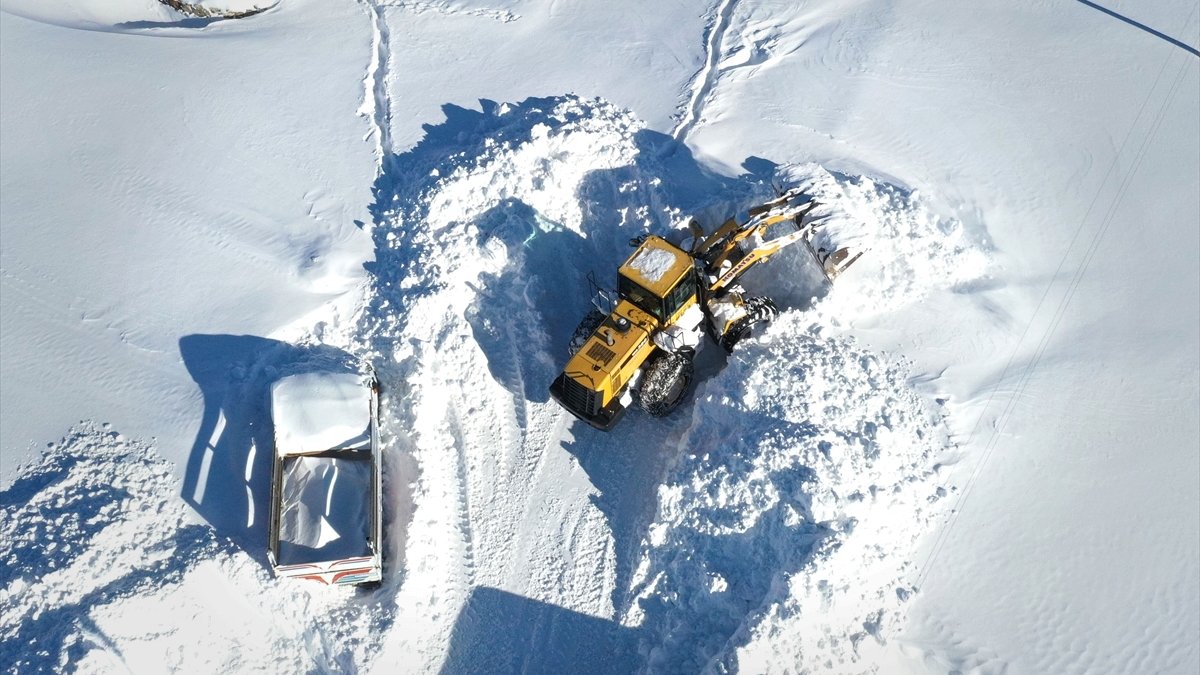 Bitlis'teki köy yollarında 9 bin kilometre karla mücadele çalışması yapıldı