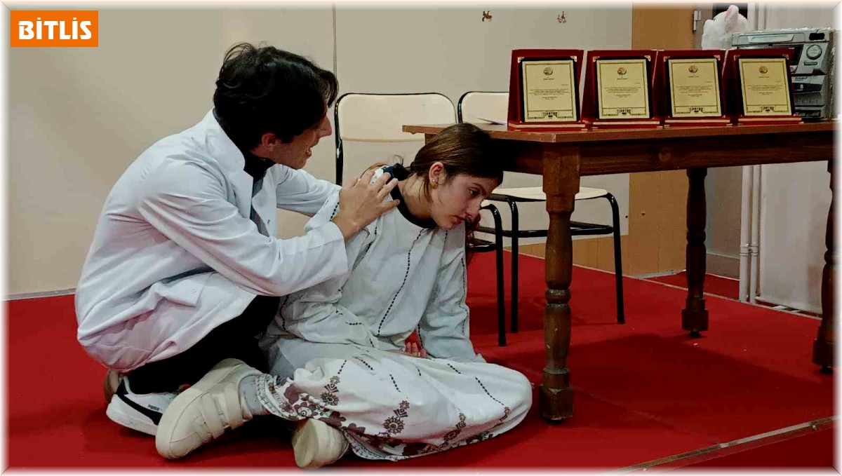 Bitlis'teki öğrenciler tiyatro yarışmasında Türkiye birincisi oldu