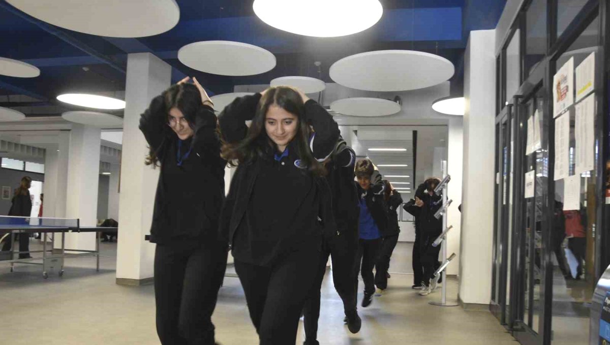 Bitlis'teki okullarda deprem tatbikatı yapıldı