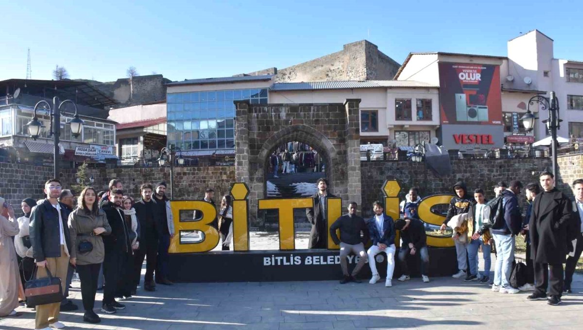 Bitlis'teki yabancı öğrenciler tarihi mekanları gezdi