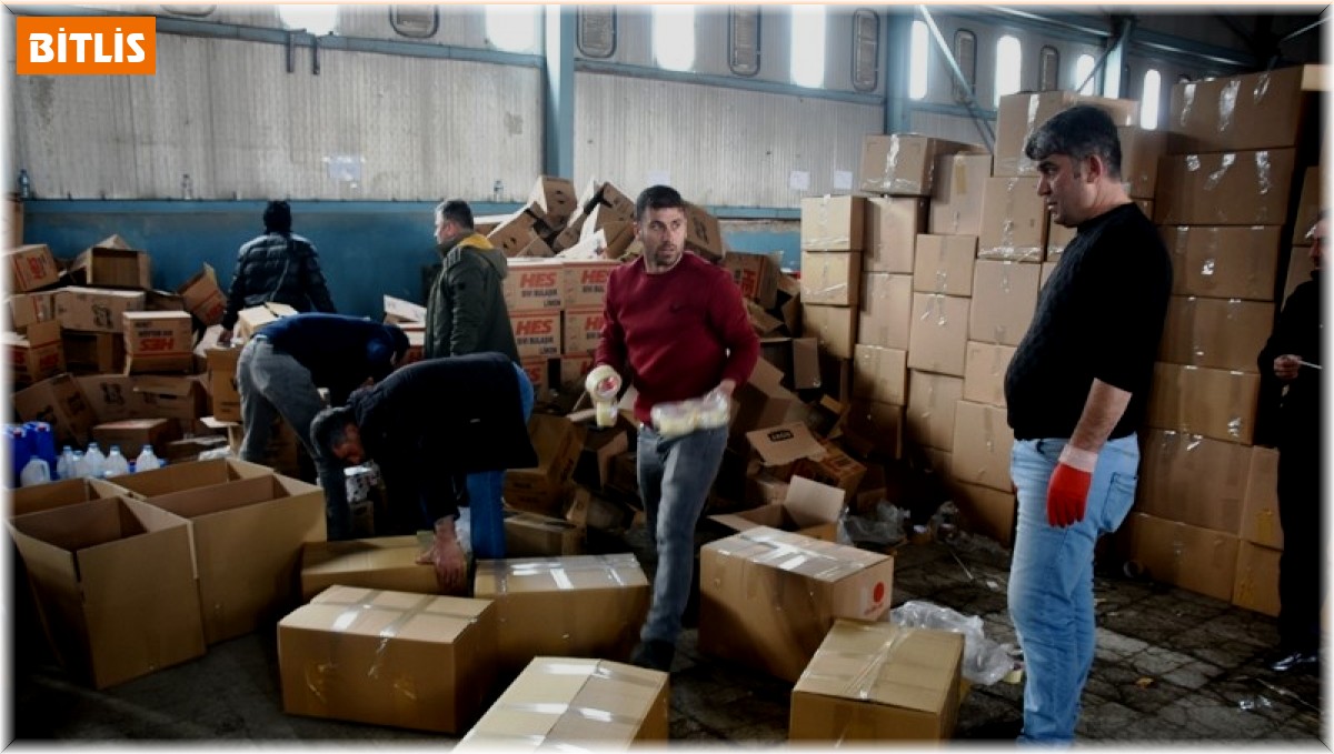 Bitlis'ten deprem bölgelerine 120 tır yardım gönderildi