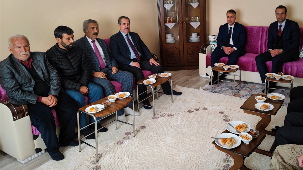 Bitlis Valisi Çağatay'dan kuduz nedeniyle ölen çocuğun ailesine taziye ziyareti