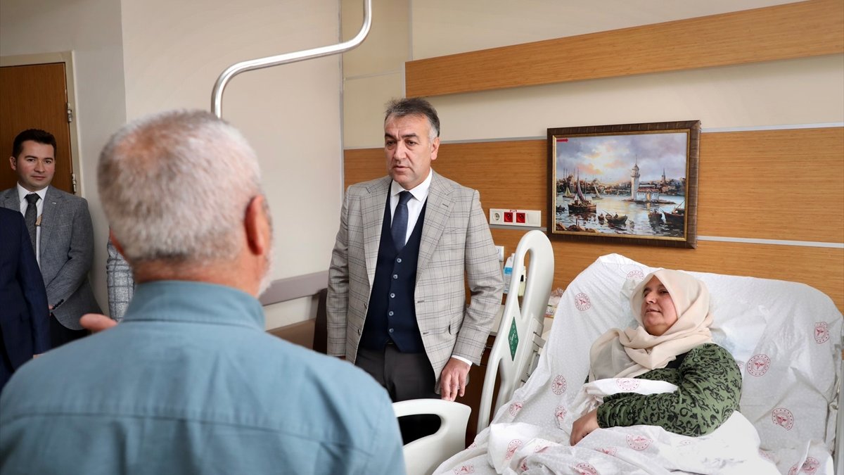 Bitlis Valisi Çağatay hastanede tedavi gören şehit annesi ve sağlık çalışanını ziyaret etti