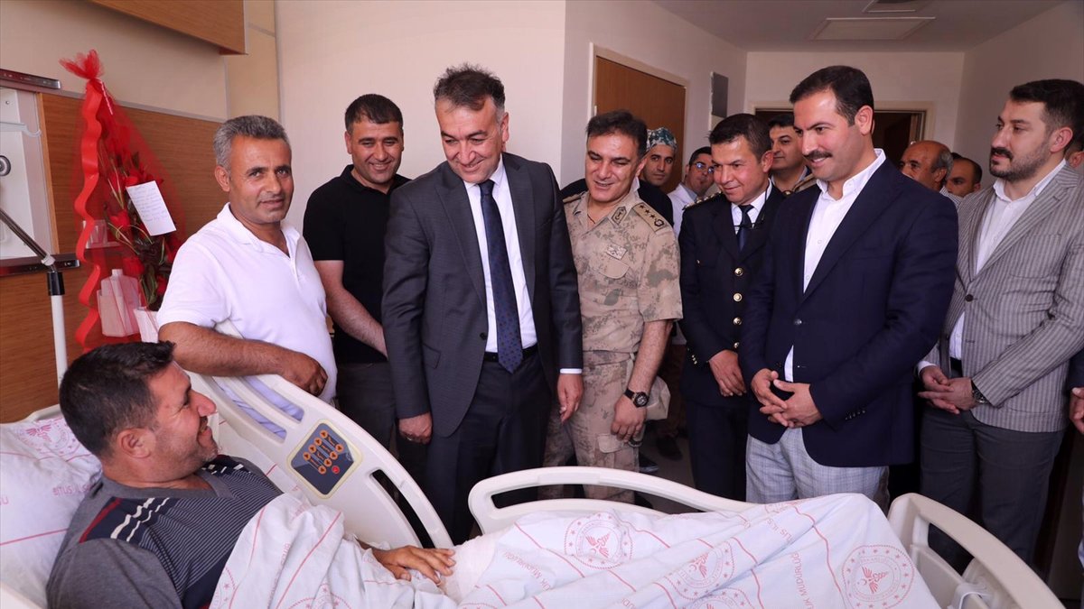 Bitlis Valisi Çağatay, operasyonda yaralanan güvenlik korucusunu ziyaret etti