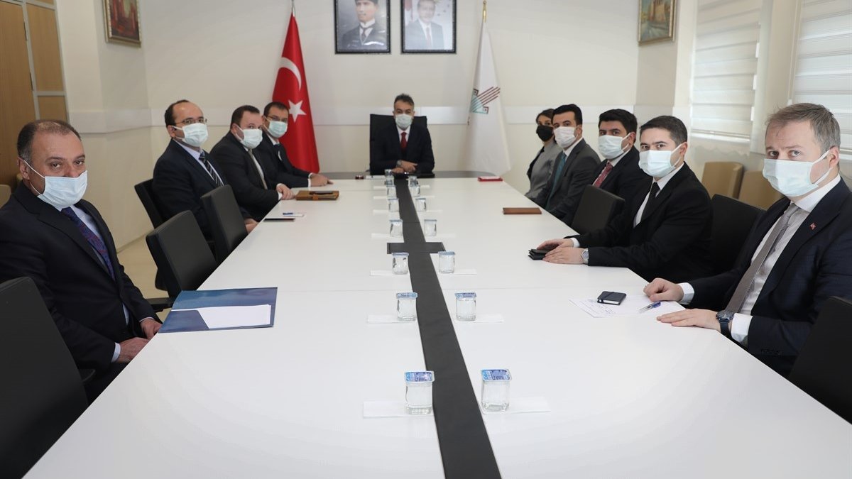 Bitlis Valisi Çağatay, vali yardımcıları ve kaymakamlarla bir araya geldi