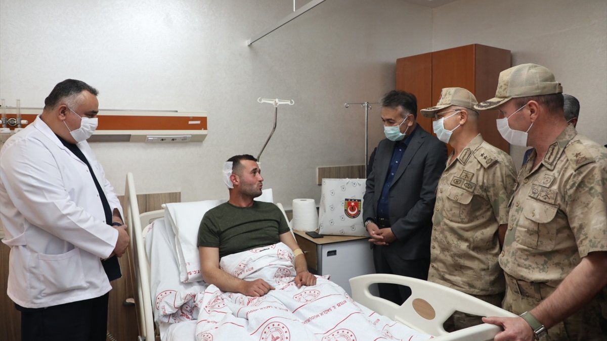 Bitlis Valisi Çağatay, yaralı askerleri ziyaret etti