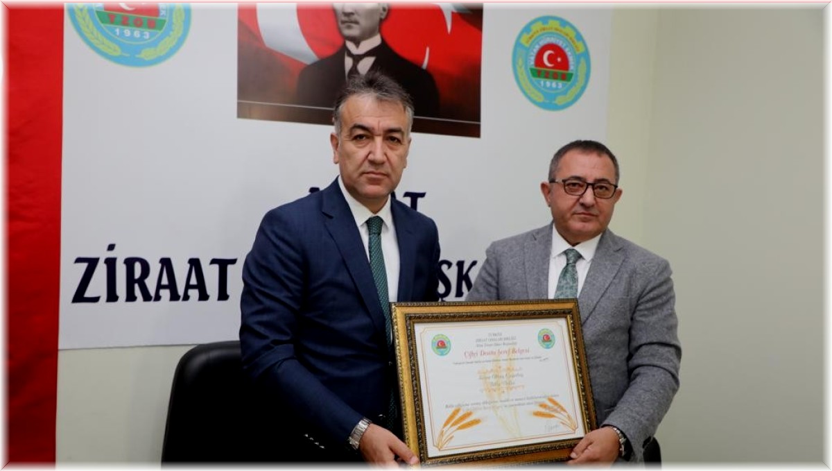Bitlis Valisi Oktay Çağatay'a 'Çiftçi Dostu Şeref Belgesi' verildi