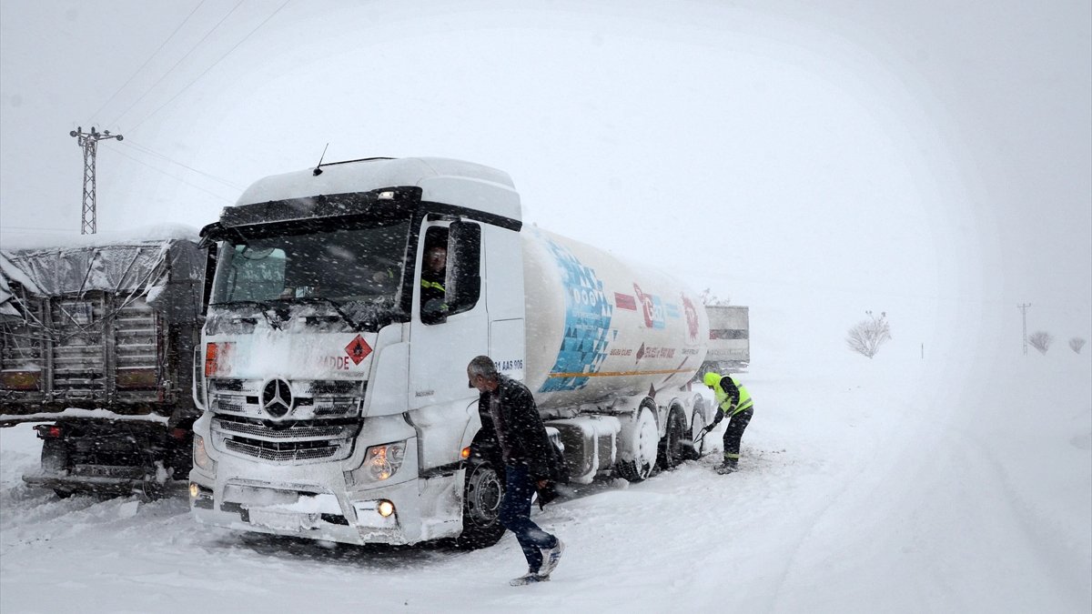 Bitlis, Van, Siirt ve Muş'ta yollar ağır vasıtalara kapatıldı