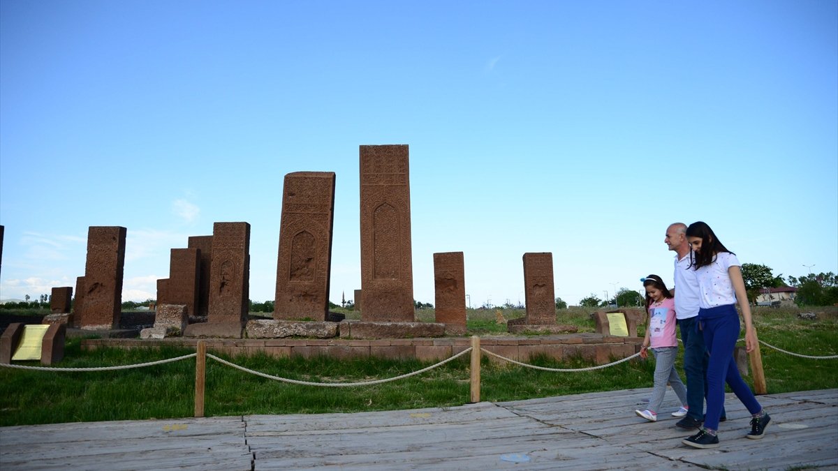 Bitlis ve Muş'ta sessizliğe bürünen tarihi mekanlarda 'normalleşme' yoğunluğu