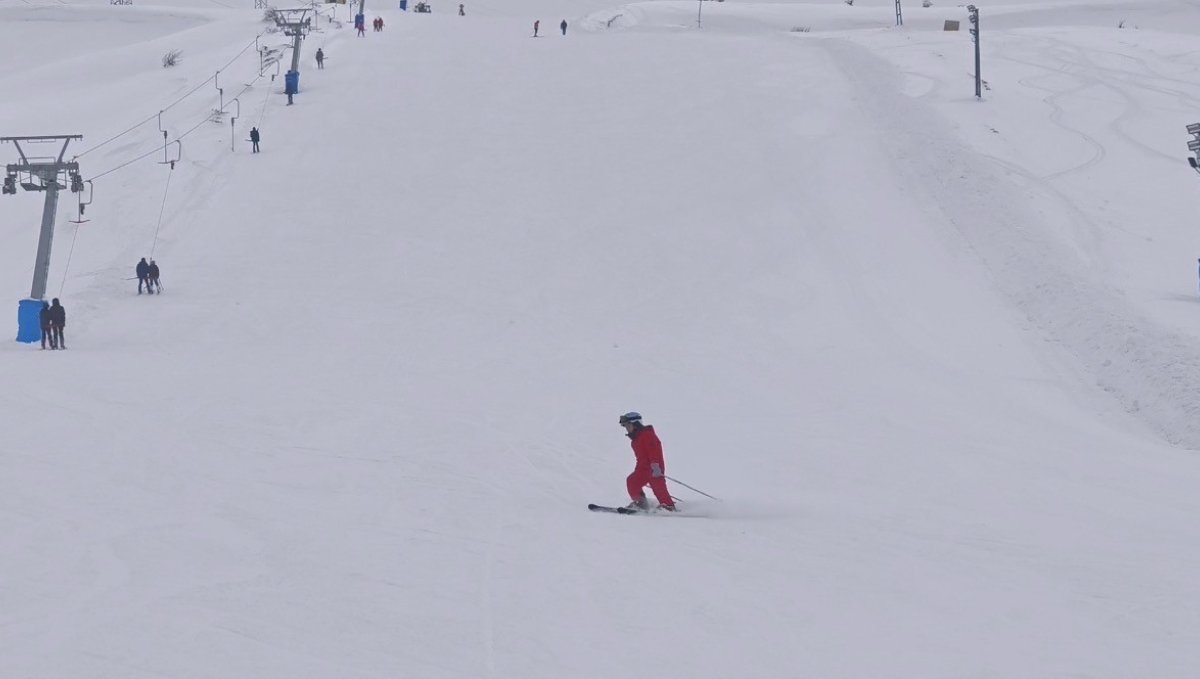 Bitlisli çocuklar tatilde kayak merkezine akın etti