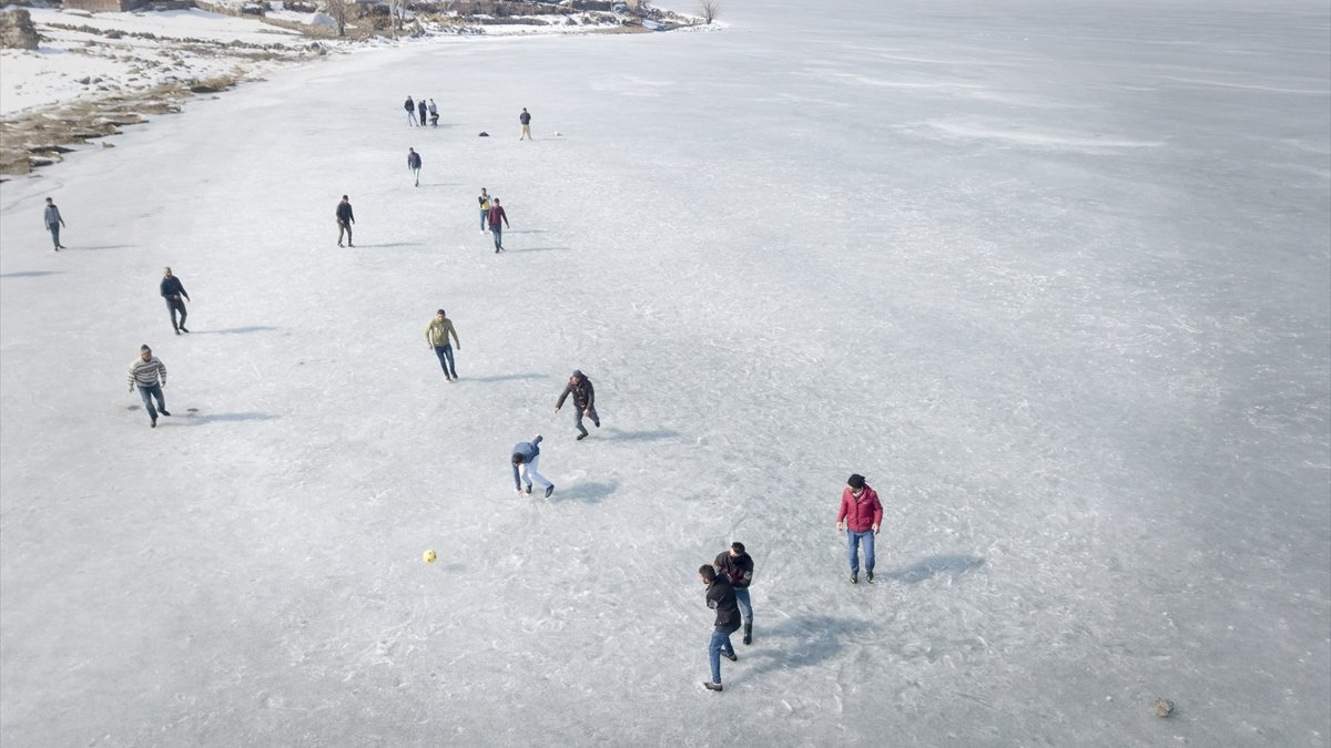 Bitlisli gençler yüzeyi buz tutan Nazik Gölü'nde futbol oynadı