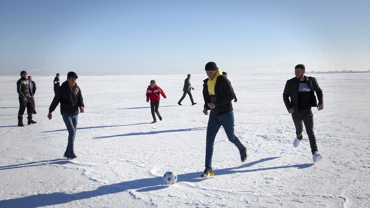 Bitlisli gençler, yüzeyi donan gölde futbol oynadı