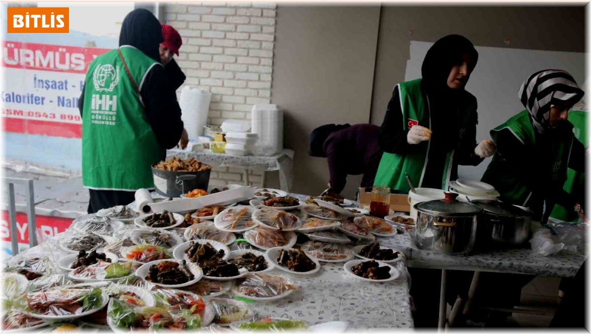 Bitlisli kadınlar yaptıkları yemekleri satarak depremzedelere destek oluyor