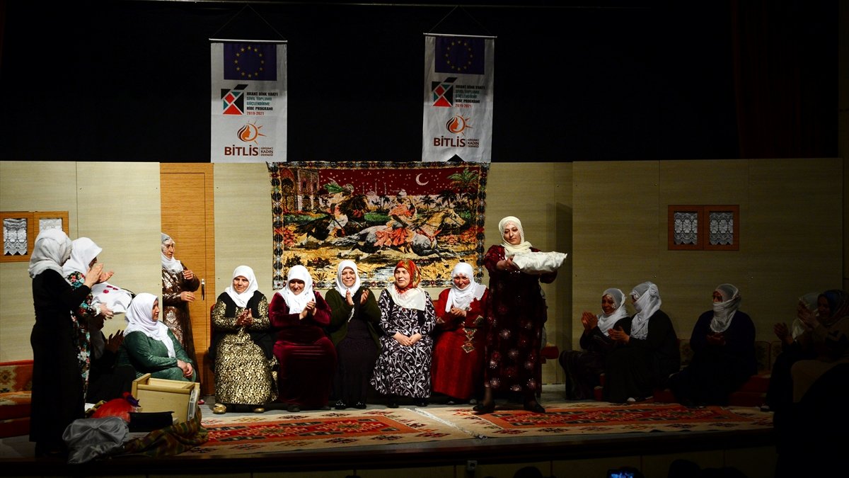 Bitlisli kadınlar yöreye özgü kız isteme geleneğini tiyatroya taşıdı