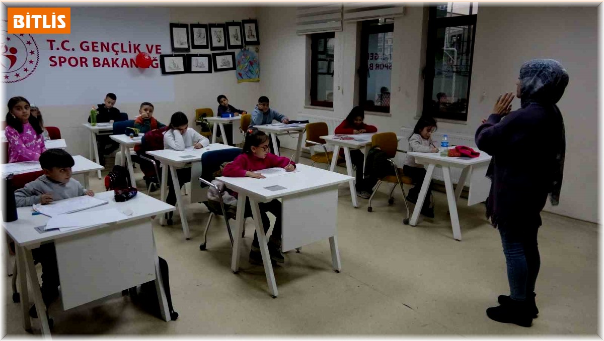 Bitlisli minik ressamlar gelecek vaat ediyor