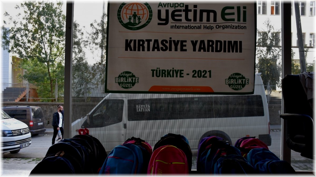 Bitlisli yetimlere kırtasiye yardımı